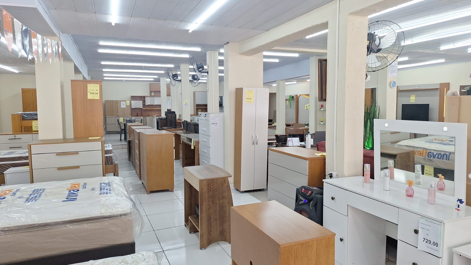 Interior da loja União Du Norte Móveis com diversos móveis expostos